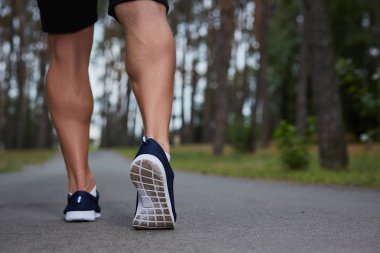 ormanda çalışan genç atlet