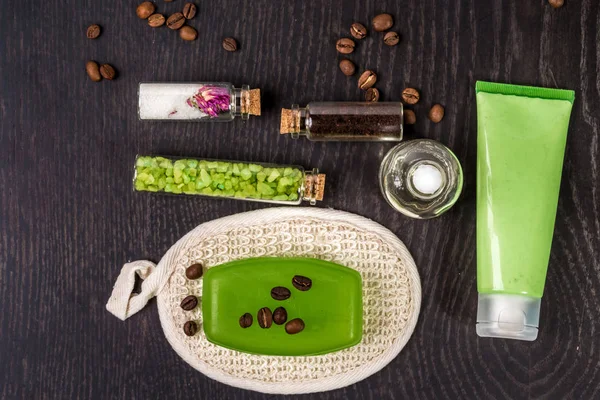 Sabunlar, banyo tuzu, ahşap masa arka plan maske. Spa