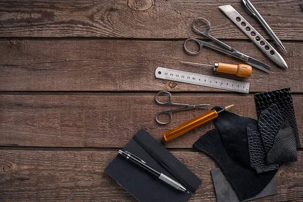 Deri çanta. İş yerinde usta bir atölye. Üstten Görünüm