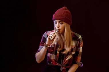 genç kadın sigara elektronik sigara