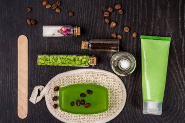 Sabunlar, banyo tuzu, ahşap masa arka plan maske. Spa