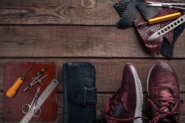 Deri el sanatları veya deri çalışma. Çalışma araçları deri ve deri çalışma masası üzerinde adet kesip .