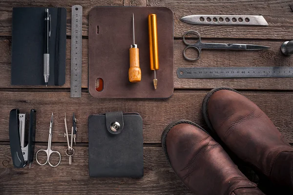 Deri işçiliği. Araçlar düz hala hayat yatıyordu