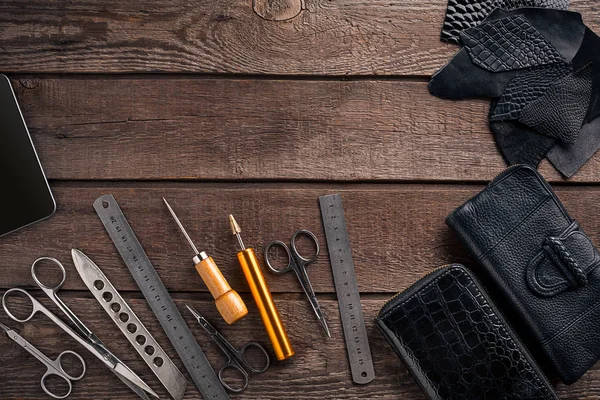 Lederwaren. Werkplek ambachtsman in een werkplaats. Bovenaanzicht — Stockfoto