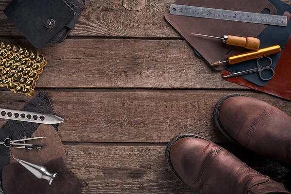 Deri çanta. İş yerinde usta bir atölye. Üstten Görünüm