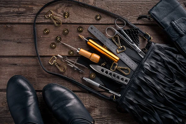 Deri el sanatları veya deri çalışma. Çalışma araçları deri ve deri çalışma masası üzerinde adet kesip .