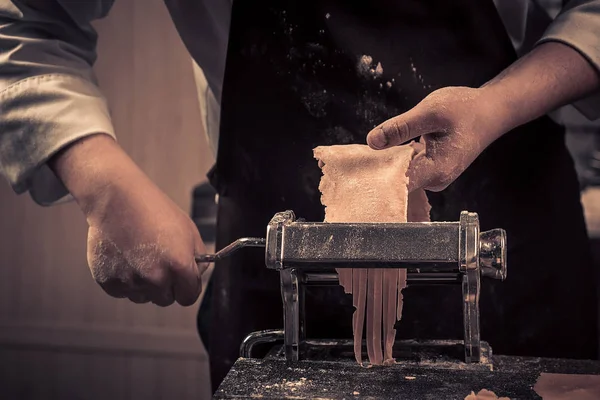 Şef sıfırdan taze makarna yapar.