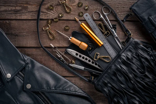 Deri işçiliği. Araçlar düz hala hayat yatıyordu