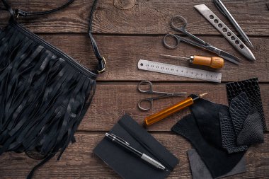 Deri ürünler. İş yerinde usta bir atölye. Üstten Görünüm