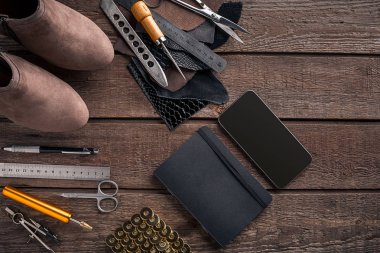 Deri ürünler. İş yerinde usta bir atölye. Üstten Görünüm