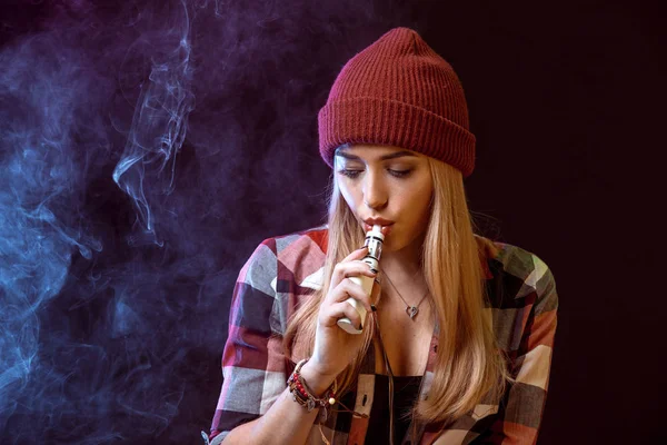 Fiatal nő a dohányzás elektronikus cigaretta — Stock Fotó