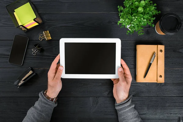 Direttamente sopra la vista delle mani umane con tablet digitale . — Foto Stock