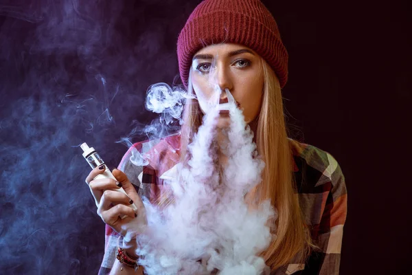 Young woman smoking electronic cigarette — Stock Photo, Image