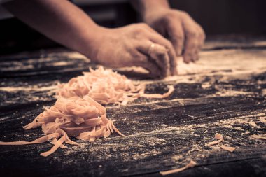 Şef sıfırdan taze makarna yapar.