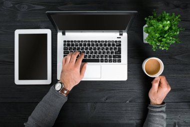 Dizüstü bilgisayarda yazarak el görünümünü hemen üstüne.