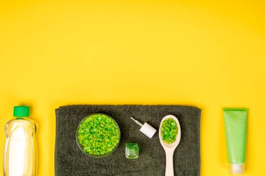 Spa set: sabun, maske, petrol, deniz tuzu ve Sarı zemin üzerine havlu