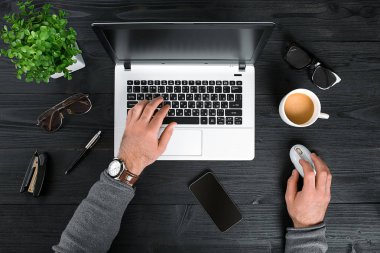 Dizüstü bilgisayarda yazarak el görünümünü hemen üstüne.