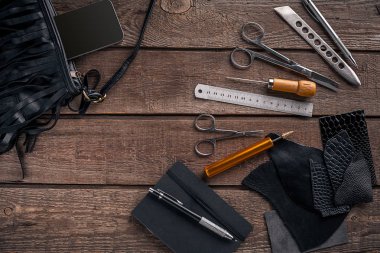 Deri ürünler. İş yerinde usta bir atölye. Üstten Görünüm