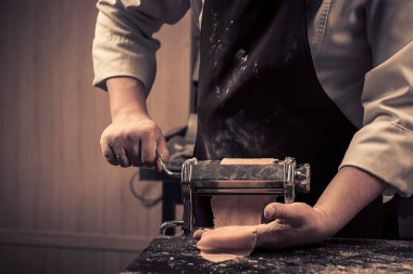 Şef sıfırdan taze makarna yapar.