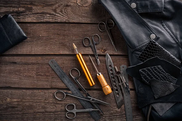 Deri ürünler. İş yerinde usta bir atölye. Üstten Görünüm