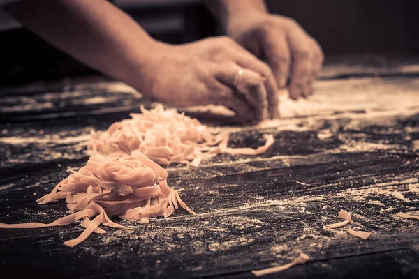 Şef sıfırdan taze makarna yapar.