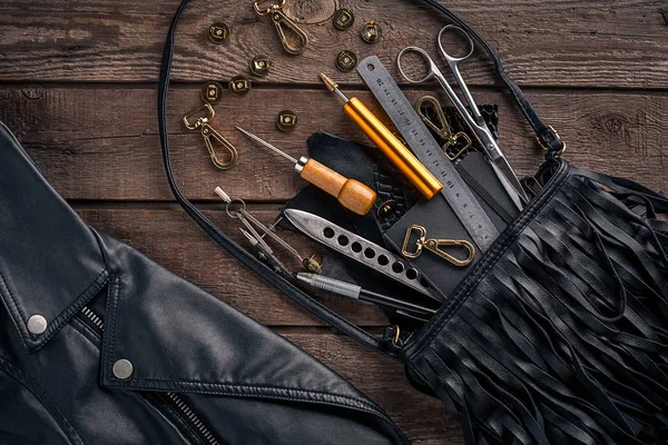 Deri ürünler. İş yerinde usta bir atölye. Üstten Görünüm