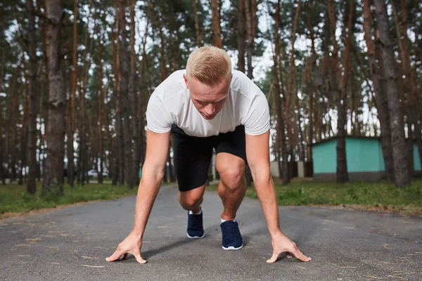 Joven atleta corriendo en el bosque — Foto de Stock