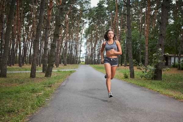 açık havada çalışan bir Şehir Parkı içinde genç bir kadın