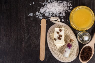 kozmetik koyu arka plan üzerinde spa için en iyi görünümü