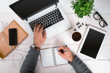 Dizüstü bilgisayarda yazarak el görünümünü hemen üstüne.