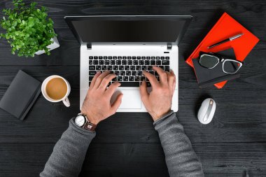 Dizüstü bilgisayarda yazarak el görünümünü hemen üstüne.