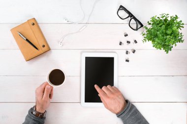 Doğrudan dijital tablet ile el görünümünü yukarıda.