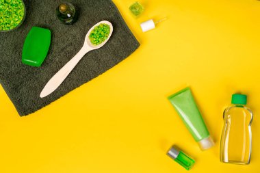 Spa set: sabun, maske, petrol, deniz tuzu ve Sarı zemin üzerine havlu