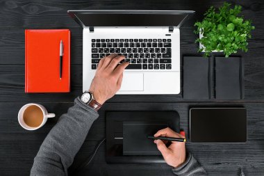 Dizüstü bilgisayarda yazarak el görünümünü hemen üstüne.