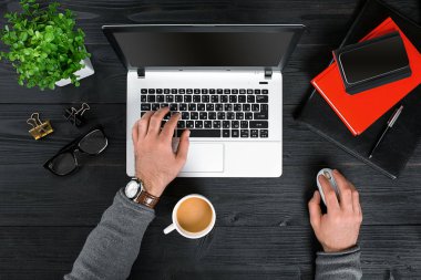 Dizüstü bilgisayarda yazarak el görünümünü hemen üstüne.