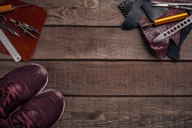 Deri el sanatları veya deri çalışma. Çalışma araçları deri ve deri çalışma masası üzerinde adet kesip .