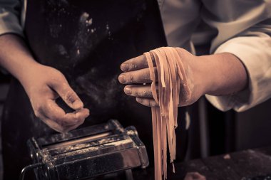 Şef sıfırdan taze makarna yapar.