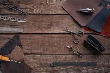 Deri çanta. İş yerinde usta bir atölye. Üstten Görünüm