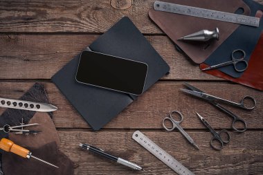 Deri işçiliği. Araçlar düz hala hayat yatıyordu