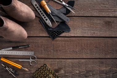 Deri el sanatları veya deri çalışma. Çalışma araçları deri ve deri çalışma masası üzerinde adet kesip .