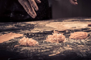 Şef sıfırdan taze makarna yapar.