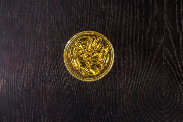 Omega-3 kapsułek żelowych w szklance, oleju z ryb. Widok z góry — Zdjęcie stockowe