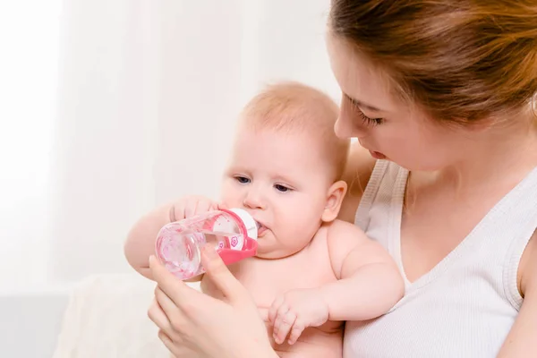 Bebek beslenme. şişeden süt yiyen bebek.