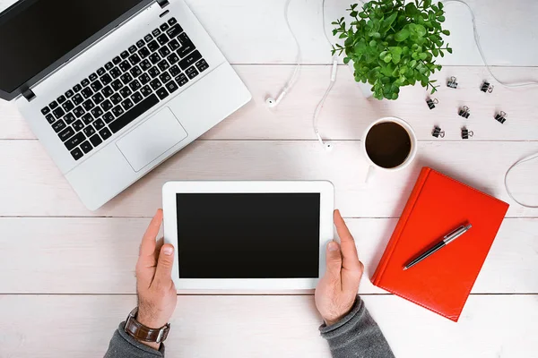 Direkt über der Ansicht menschlicher Hände beim Tippen auf dem Laptop. — Stockfoto