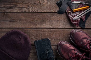 Deri işçiliği. Araçlar düz hala hayat yatıyordu