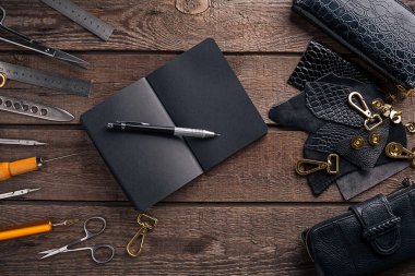 Deri ürünler. İş yerinde usta bir atölye. Üstten Görünüm