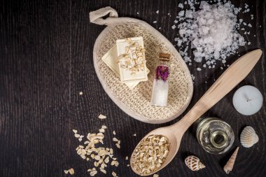 kozmetik koyu arka plan üzerinde spa için en iyi görünümü