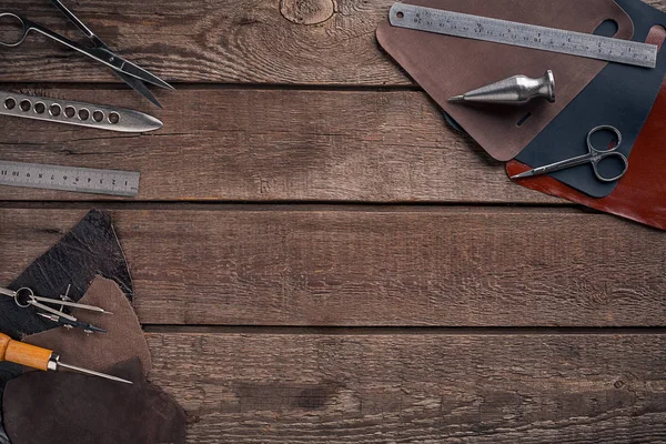 Deri ürünler. İş yerinde usta bir atölye. Üstten Görünüm