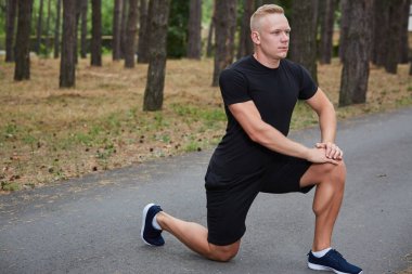 ormanda çalışan genç atlet