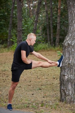 ormanda çalışan genç atlet